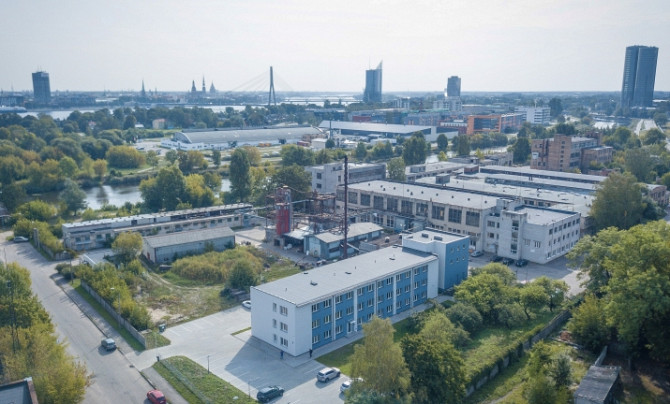 Izīrē biroju ēku Iļģuciemā.  Kopējā ēkas platība 1500 m2. 1. stāva platība 462m2;  2. Rīga - foto 1