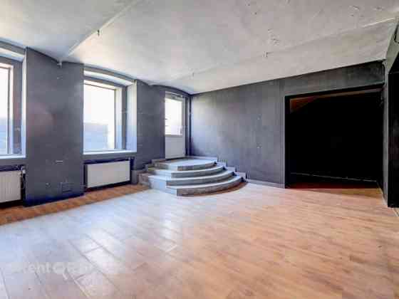 Nomai pieejamas plašas tirdzniecības telpas aktīvā vietā pilsētas centrā.  Tieši pie ēkas atrodas sa Рига