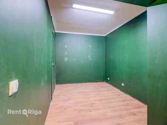 Nomai pieejamas plašas tirdzniecības telpas aktīvā vietā pilsētas centrā.  Tieši pie ēkas atrodas sa Рига