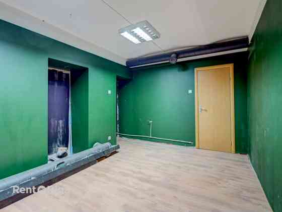 Nomai pieejamas plašas tirdzniecības telpas aktīvā vietā pilsētas centrā.  Tieši pie ēkas atrodas sa Рига