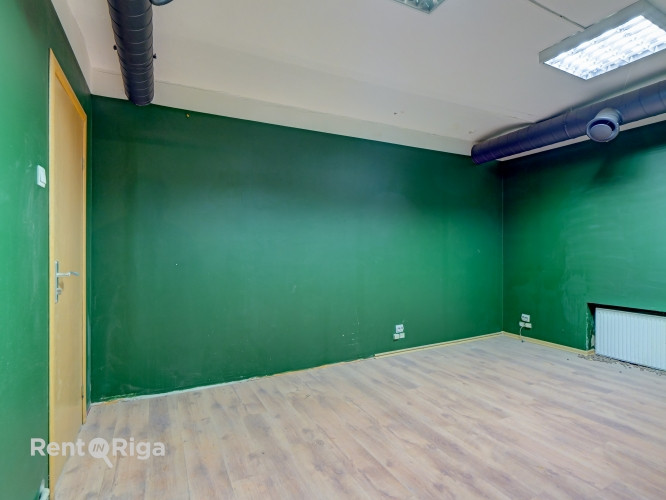 Nomai pieejamas plašas tirdzniecības telpas aktīvā vietā pilsētas centrā.  Tieši pie ēkas Rīga - foto 3
