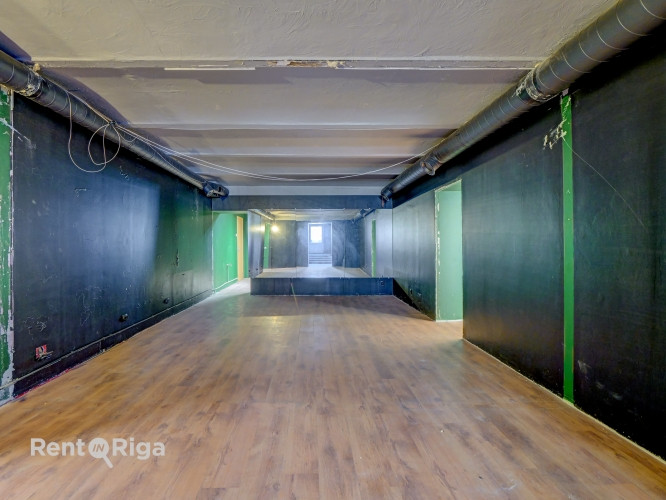 Nomai pieejamas plašas tirdzniecības telpas aktīvā vietā pilsētas centrā.  Tieši pie ēkas Rīga - foto 4