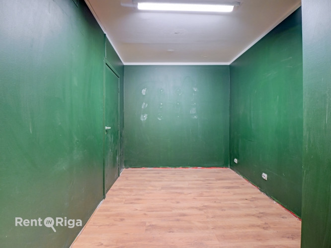 Nomai pieejamas plašas tirdzniecības telpas aktīvā vietā pilsētas centrā.  Tieši pie ēkas Rīga - foto 7