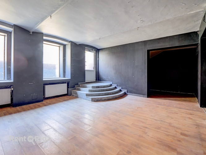 Nomai pieejamas plašas tirdzniecības telpas aktīvā vietā pilsētas centrā.  Tieši pie ēkas Rīga - foto 1