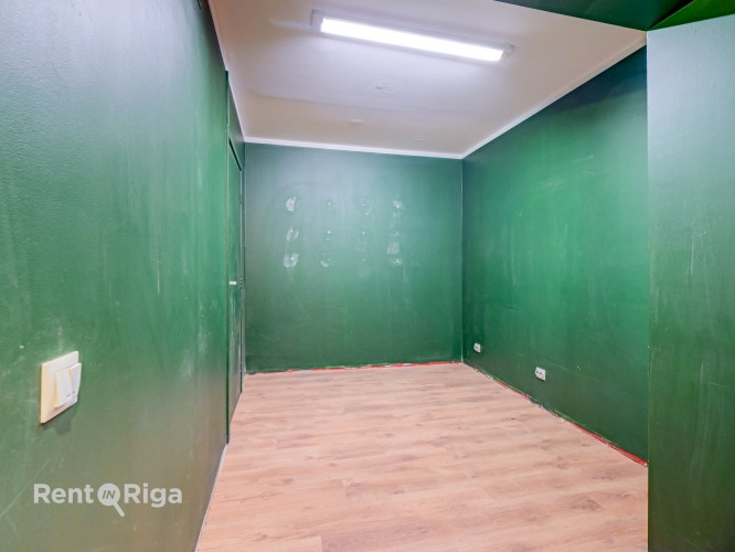 Nomai pieejamas plašas tirdzniecības telpas aktīvā vietā pilsētas centrā.  Tieši pie ēkas Rīga - foto 6
