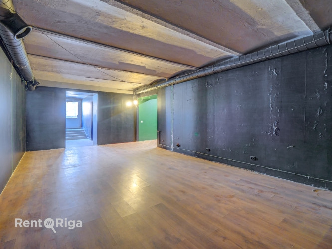 Nomai pieejamas plašas tirdzniecības telpas aktīvā vietā pilsētas centrā.  Tieši pie ēkas Rīga - foto 5