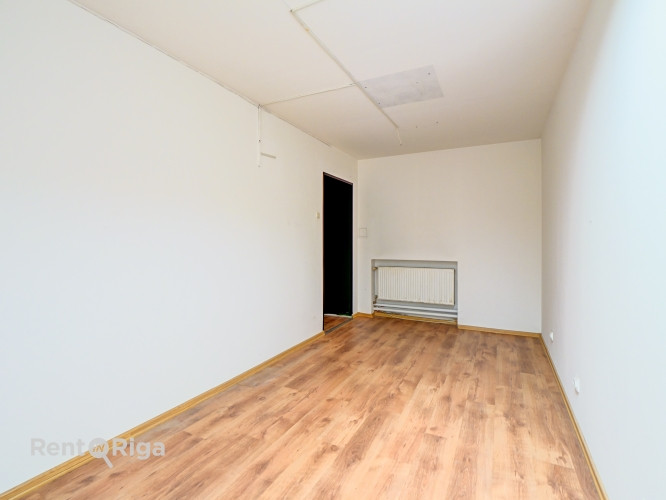 Nomai pieejamas plašas tirdzniecības telpas aktīvā vietā pilsētas centrā.  Tieši pie ēkas Rīga - foto 9