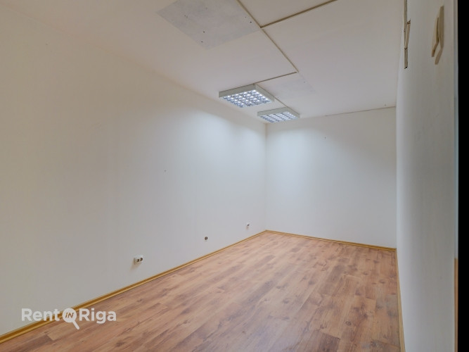 Nomai pieejamas plašas tirdzniecības telpas aktīvā vietā pilsētas centrā.  Tieši pie ēkas Rīga - foto 8