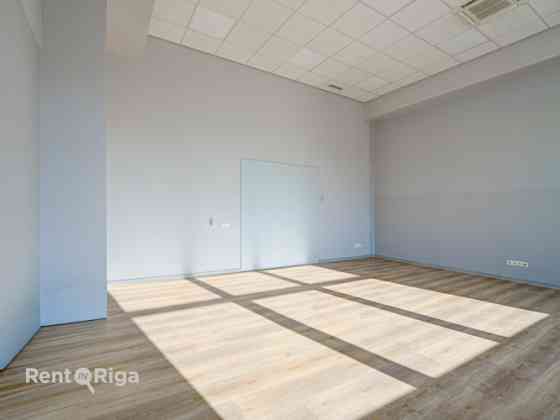 СДАЁТСЯ ОФИС В "KRASTA BIROJI", УЛ. МАЗА КРАСТА 83, РИГА  Офисное помещение площадью 37.3 м в Рига