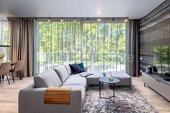 Фасадный дом, реновированный дом, закрытый двор, вход с улицы, лестничная клетка Rīga