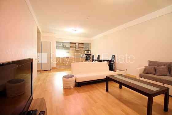 Фасадный дом, реновированный дом, закрытый двор, вход с улицы и со двора, Rīga