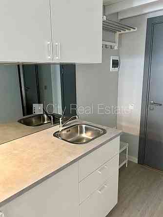 Фасадный дом, реставрированный дом, вход с улицы, мансарда, окна выходят в обе Rīga