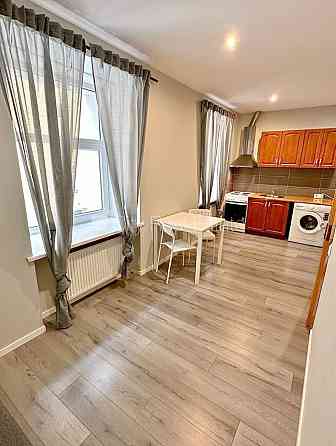 Реновированный дом, место для машины, вход с улицы, лифт, изолированные комнаты, Rīga