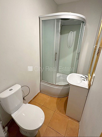 Renovēta māja, vieta automašīnai, ieeja no ielas, ir lifts, istabas izolētas, studio tipa, Rīga - foto 7