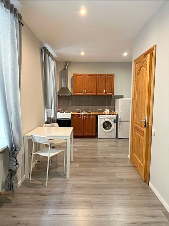 Renovēta māja, vieta automašīnai, ieeja no ielas, ir lifts, istabas izolētas, studio tipa, Rīga - foto 3