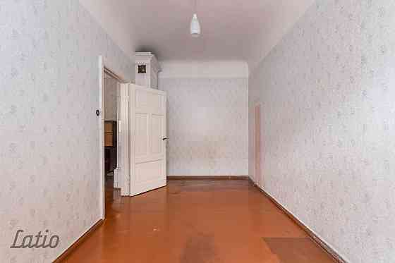 Pārdod divistabu dzīvokli pirmskara laika mūra ēkā (1912.g.). Augsti griesti, logi vērsti uz iekšpag Рига