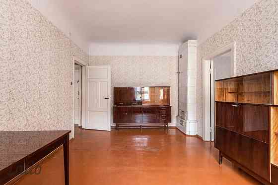 Pārdod divistabu dzīvokli pirmskara laika mūra ēkā (1912.g.). Augsti griesti, logi vērsti uz iekšpag Рига