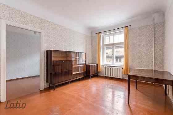 Pārdod divistabu dzīvokli pirmskara laika mūra ēkā (1912.g.). Augsti griesti, logi vērsti uz iekšpag Рига