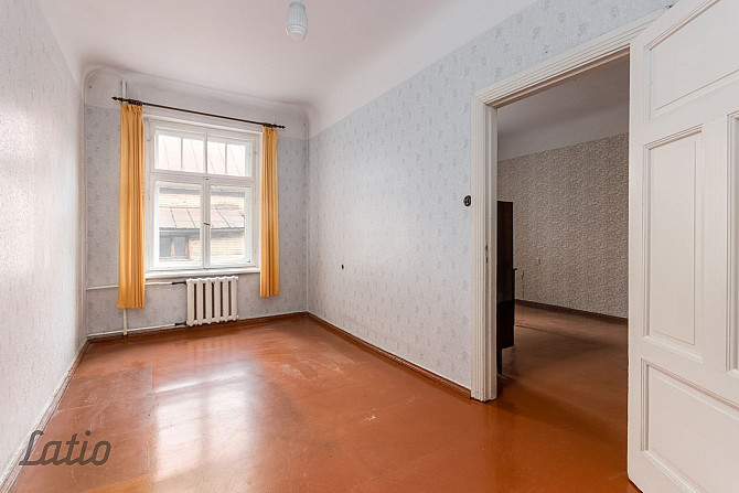 Pārdod divistabu dzīvokli pirmskara laika mūra ēkā (1912.g.). Augsti griesti, logi vērsti uz iekšpag Рига - изображение 3