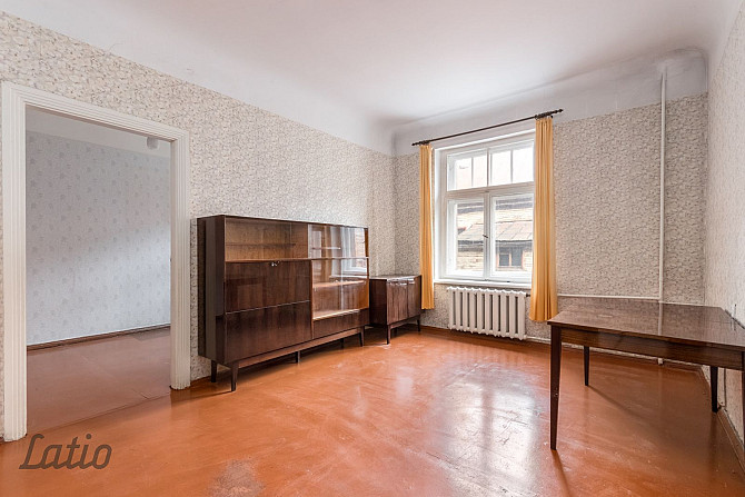 Pārdod divistabu dzīvokli pirmskara laika mūra ēkā (1912.g.). Augsti griesti, logi vērsti uz iekšpag Рига - изображение 1