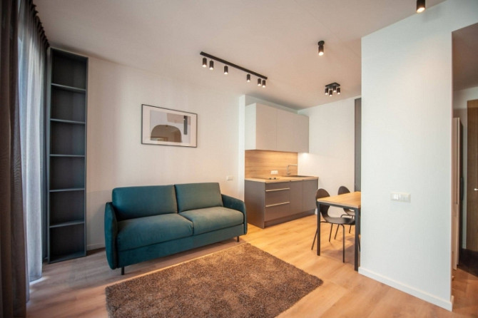 Tiek piedāvāts kvalitatīvs un pilnībā mēbelēts divistabu dzīvoklis jaunā projektā Rīgas Rīga - foto 1