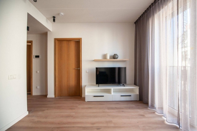 Tiek piedāvāts kvalitatīvs un pilnībā mēbelēts divistabu dzīvoklis jaunā projektā Rīgas Rīga - foto 3