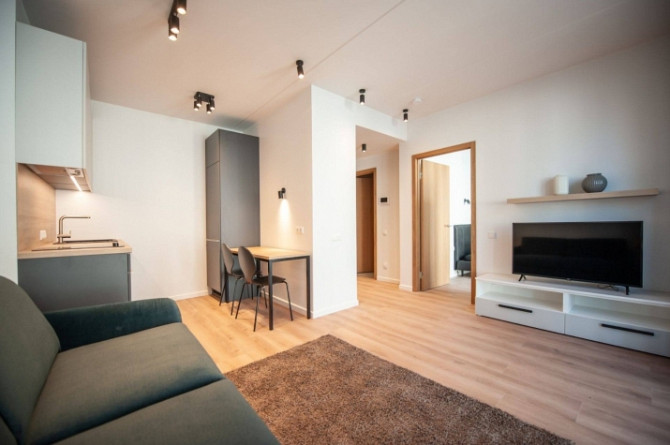 Tiek piedāvāts kvalitatīvs un pilnībā mēbelēts divistabu dzīvoklis jaunā projektā Rīgas Rīga - foto 5