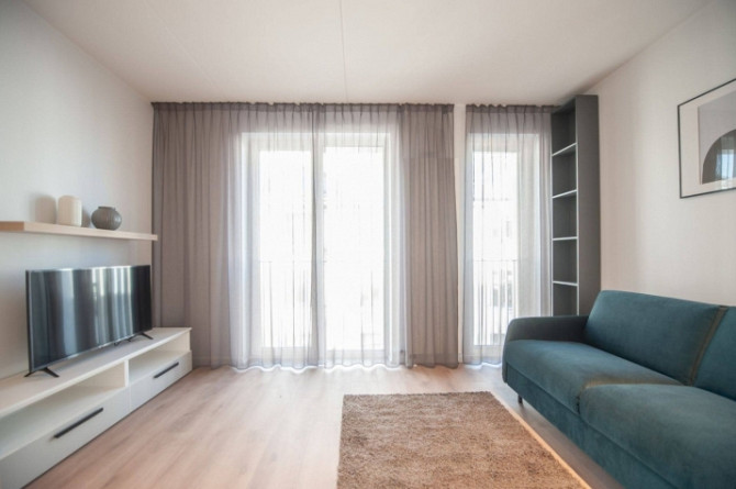 Tiek piedāvāts kvalitatīvs un pilnībā mēbelēts divistabu dzīvoklis jaunā projektā Rīgas Rīga - foto 2