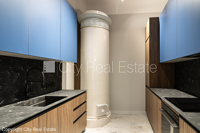 Slēgts pagalms, ieeja no ielas un pagalma, kāpņu telpa pēc kosmētiskā remonta, logi vērsti Rīga - foto 2