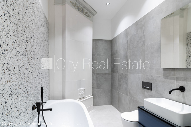 Slēgts pagalms, ieeja no ielas un pagalma, kāpņu telpa pēc kosmētiskā remonta, logi vērsti Rīga - foto 20