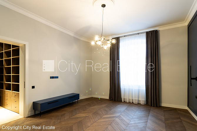 Slēgts pagalms, ieeja no ielas un pagalma, kāpņu telpa pēc kosmētiskā remonta, logi vērsti Rīga - foto 12