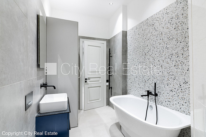 Slēgts pagalms, ieeja no ielas un pagalma, kāpņu telpa pēc kosmētiskā remonta, logi vērsti Rīga - foto 19