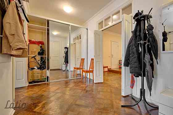 Pārdod autentisku un plašu piecistabu dzīvokli ar balkonu-lodžiju Rīgas pilsētas centrā netālu no Kr Рига