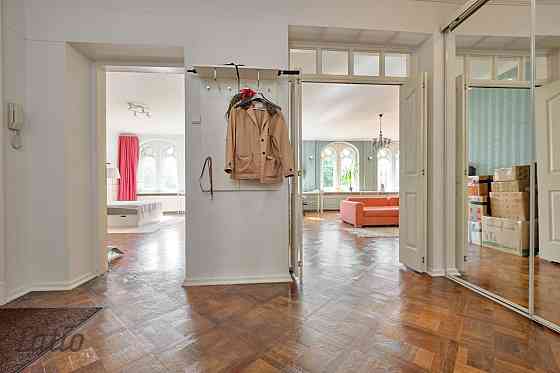 Pārdod autentisku un plašu piecistabu dzīvokli ar balkonu-lodžiju Rīgas pilsētas centrā netālu no Kr Рига