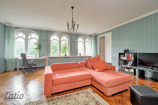 Pārdod autentisku un plašu piecistabu dzīvokli ar balkonu-lodžiju Rīgas pilsētas centrā netālu no Kr Рига - изображение 2