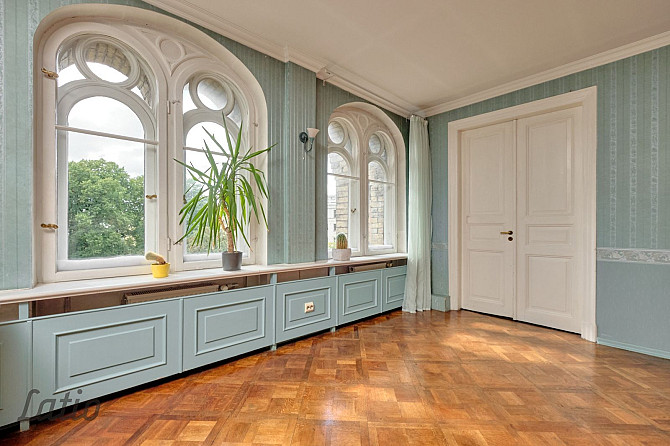 Pārdod autentisku un plašu piecistabu dzīvokli ar balkonu-lodžiju Rīgas pilsētas centrā netālu no Kr Рига - изображение 3