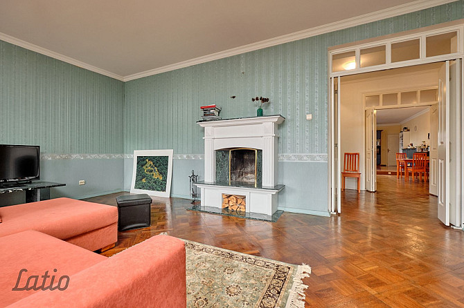 Pārdod autentisku un plašu piecistabu dzīvokli ar balkonu-lodžiju Rīgas pilsētas centrā netālu no Kr Рига - изображение 1