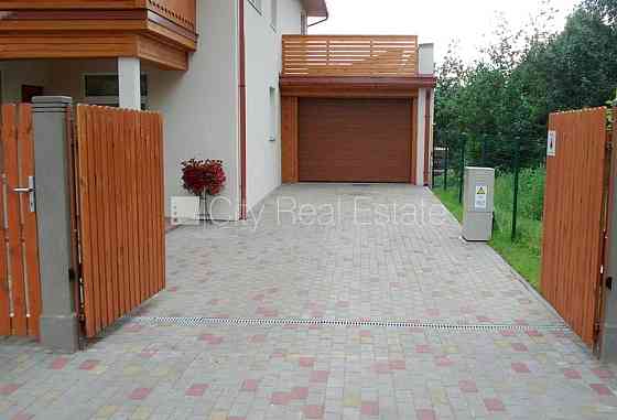 Фасадный дом, реновированный дом, закрытый двор, вход с улицы и со двора, Рига