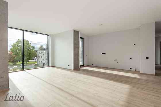 Ekskluzīvā vietā, Siguldas centrā, pieejams 4-istabu dzīvoklis ar plašu terasi. Pārdod modernu dzīvo Sigulda