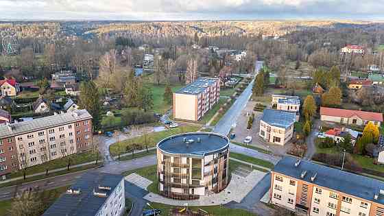 Ekskluzīvā vietā, Siguldas centrā, pieejams 4-istabu dzīvoklis ar plašu terasi. Pārdod modernu dzīvo Cигулда
