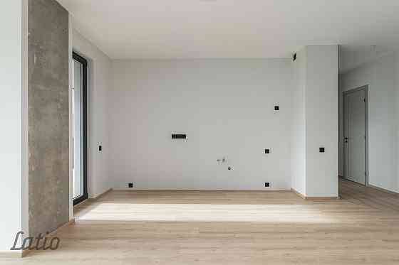 Ekskluzīvā vietā, Siguldas centrā, pieejams 4-istabu dzīvoklis ar plašu terasi. Pārdod modernu dzīvo Sigulda