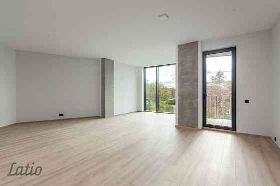 Ekskluzīvā vietā, Siguldas centrā, pieejams 4-istabu dzīvoklis ar plašu terasi. Pārdod modernu dzīvo Sigulda