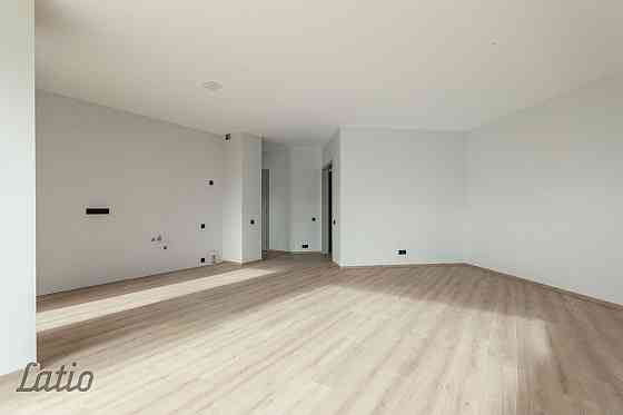 Ekskluzīvā vietā, Siguldas centrā, pieejams 4-istabu dzīvoklis ar plašu terasi. Pārdod modernu dzīvo Sigulda