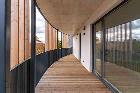 Ekskluzīvā vietā, Siguldas centrā, pieejams 3-istabu dzīvoklis ar plašu terasi. Pārdod modernu dzīvo Sigulda