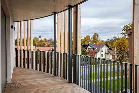 Ekskluzīvā vietā, Siguldas centrā, pieejams 3-istabu dzīvoklis ar plašu terasi. Pārdod modernu dzīvo Sigulda