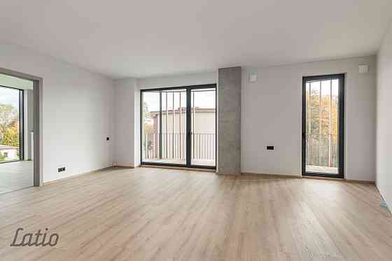 Ekskluzīvā vietā, Siguldas centrā, pieejams 3-istabu dzīvoklis ar plašu terasi. Pārdod modernu dzīvo Sigulda