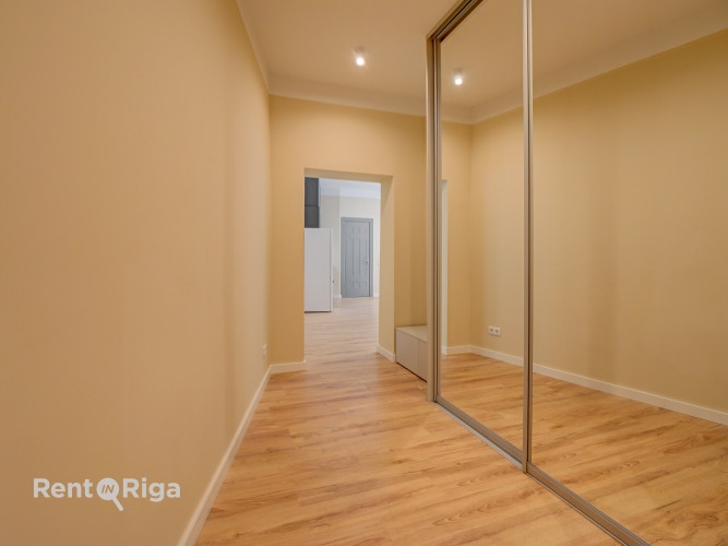 Mēbelēts 2-istabu dzīvoklis jūgendstila ēkā Rīgas centrā  Soļu attālumā no Klusā Rīga - foto 7