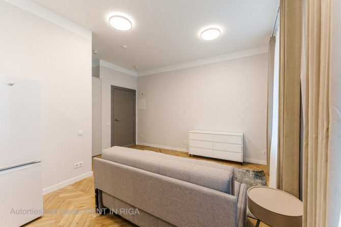 Mēbelēts Studio dzīvoklis Rīgas Centrā  Dzīvoklis ietver dzīvojamo istabu, kas apvienota ar Rīga - foto 7