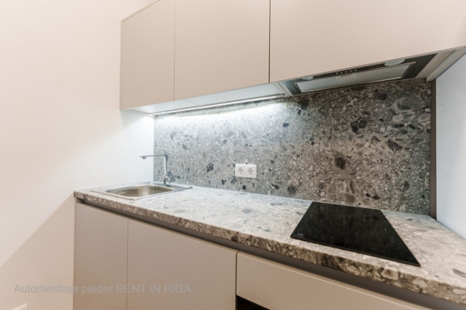 Mēbelēts Studio dzīvoklis Rīgas Centrā  Dzīvoklis ietver dzīvojamo istabu, kas apvienota ar Rīga - foto 4