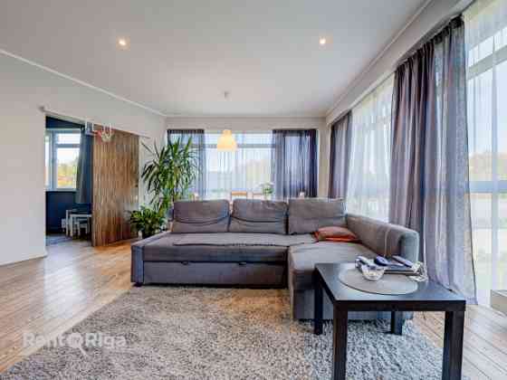 На продажу предлагается очень светлая и просторная квартира.  Квартира состоит Rīga